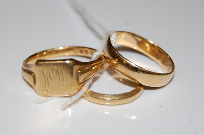 Lot 64 - Three assorted 18ct gold rings, gross weight...