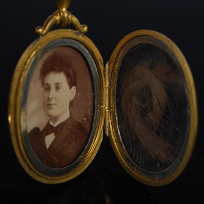 Lot 77 - A Victorian yellow metal oval mourning locket,...