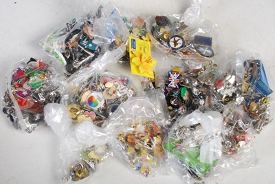 Lot 275 - A box of assorted novelty pin badges.