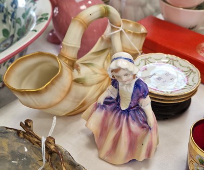 Lot 342 - A small group of porcelain and ceramics...