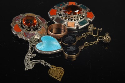 Lot 37 - A collection of assorted jewellery to include...