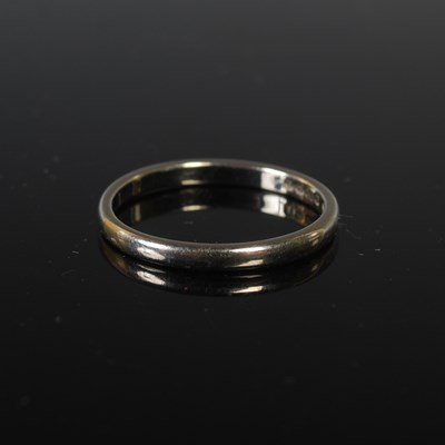 Lot 33 - An 18ct white gold wedding ring, size 'O', 2.1g.