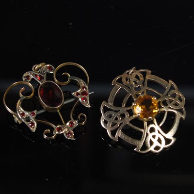 Lot 34 - A 9ct gold Celtic style brooch/pendant centred...