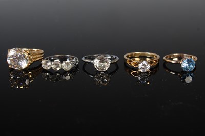 Lot 44 - A yellow metal and paste set solitaire ring,...