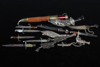 Lot 62 - A collection of assorted bayonet and dagger...