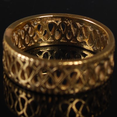 Lot 89 - An unmarked high carat yellow metal ring of...