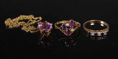 Lot 87 - A collection of 9ct gold jewellery to include...