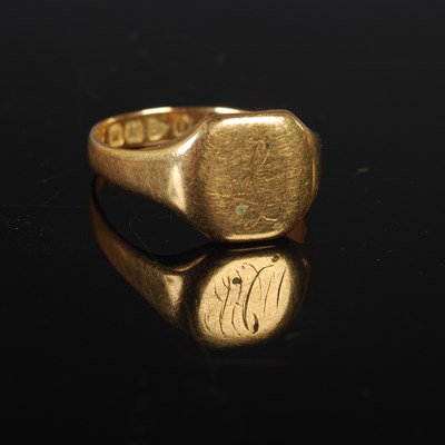 Lot 91 - An 18ct gold signet ring, 5.4g.