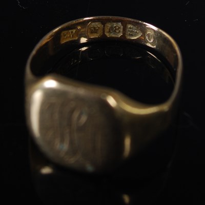Lot 91 - An 18ct gold signet ring, 5.4g.