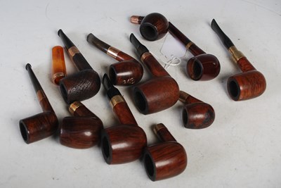 Lot 331 - A collection of assorted vintage pipes to...