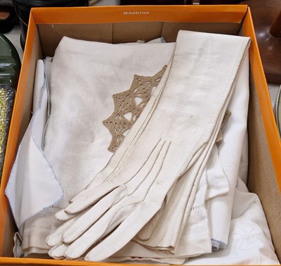 Lot 437 - A box of assorted napery together with a set...